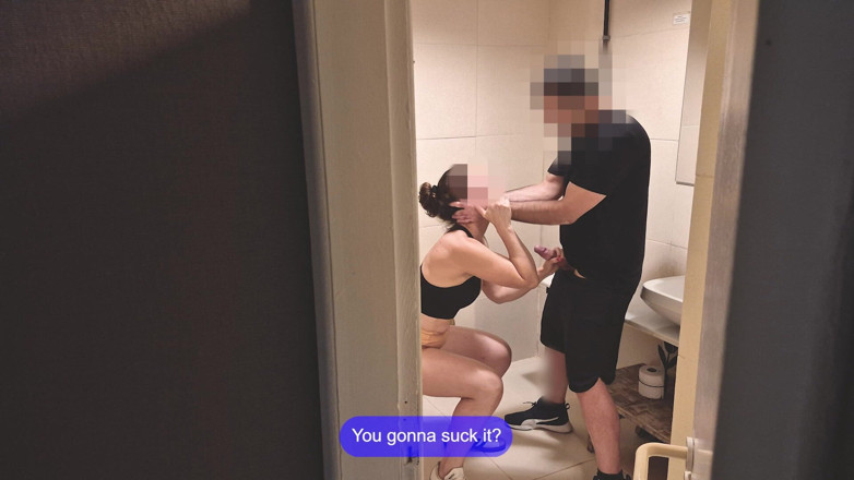 Branquinha De Leite: Kejutan di kamar mandi gym - cewek ini kepergok pantatnya dientot...