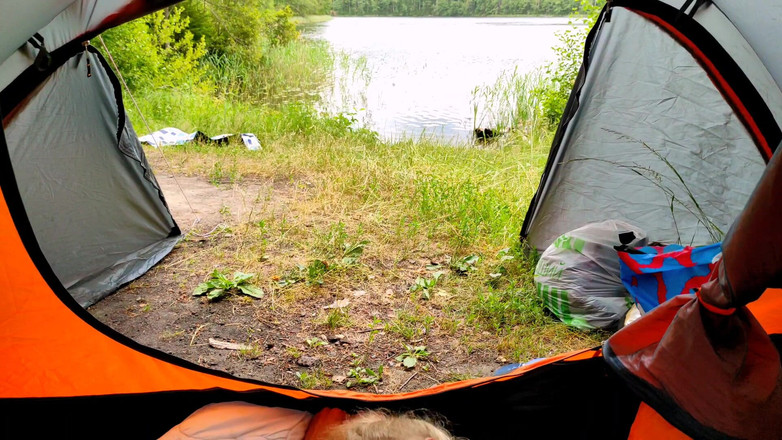 S-Wife Katy: Głodny las analny nimfa wkradła się rano do mojego namiotu...