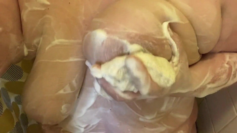 Real homemade BBW BBC porn: Duşta büyük göğüslerimi sabunlıyorum