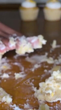 Chica de ébano rompe cupcakes con sus pies