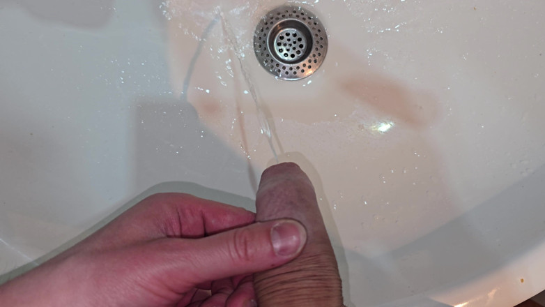 Alpha pee king: Pisse Jusqu’au Lavabo De La Salle De Bain