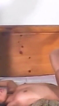 Rijpe brunette milf neemt dikke pik in stinkgat
