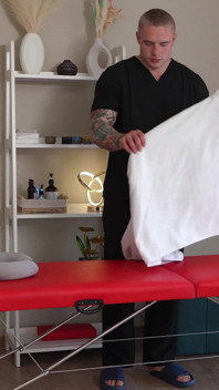 Die Arschloch-Blondine kam zur Massage, bekam aber einen Schwanz im Mund