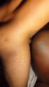 Dark Skin Girl Com Cu De Chocolate Posicionado Para Ser Fodida Com força Por Trás