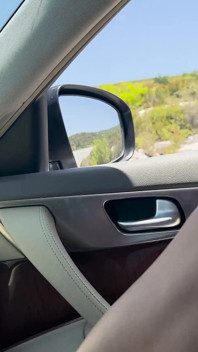 Autostoppista che piscia 3 Volta fuori dalla finestra di una auto in movimento