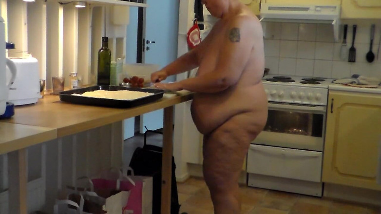 Sex hub couple: Jen is all nude and baking