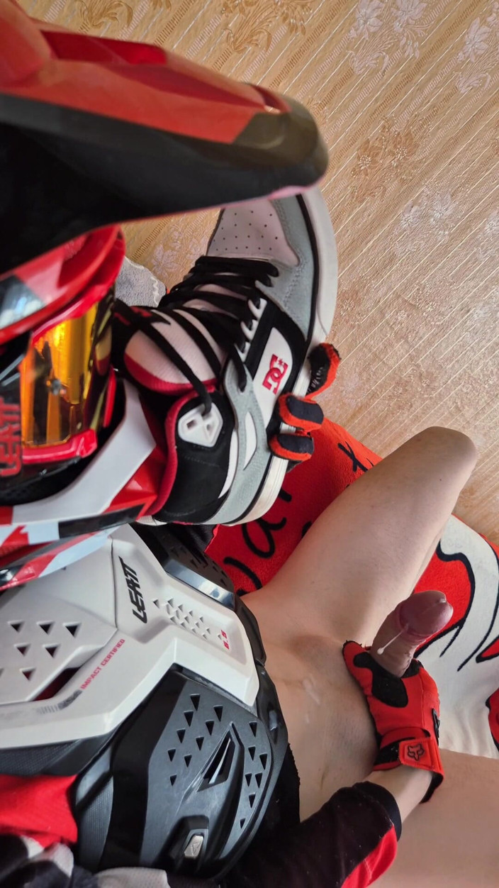 Sneakersmax98: V motorkářském vybavení se dostal k orgasmu