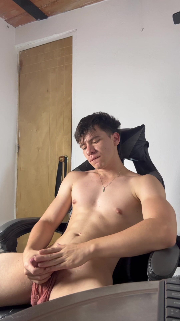 Icyhot707: Eu me gravo me masturbando no meu quarto