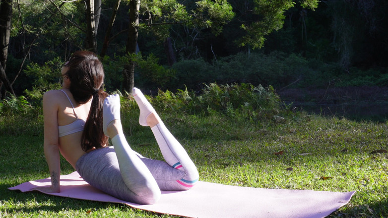 Luna Lovekiss: Latihan yoga santai sambil pakai legging