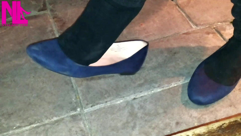Nyllady: A penzoloni nelle ballerine blu in un bar