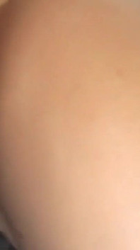 Mogen brunett gags på dildo innan sperma droppar ansiktsbehandling