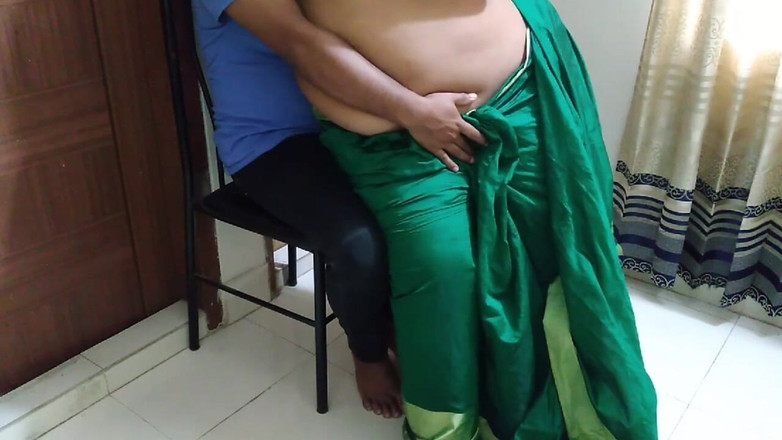 Aria Mia: Indická Desi Sexy macecha šuká kamaráda nevlastního syna, protože chce test 18letého...