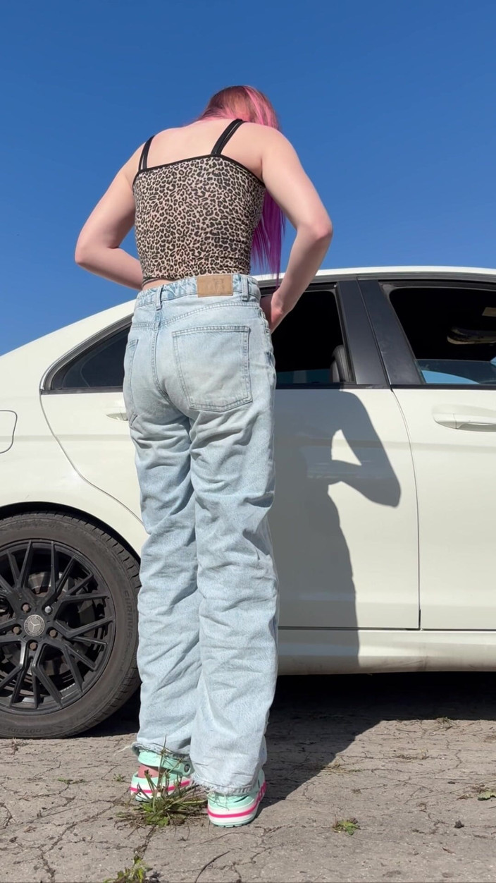 Rina Spank: Golpeando el coche con los talones y el trasero