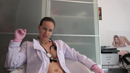 Annika Rose: Il massaggio prostatico con un campione di sperma
