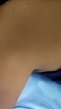 Stiefvater hat mir gesagt, ich soll meine stiefschwester für dreier-fick trainieren - also habe ich realistischen dildo dafür benutzt - sexy brownis