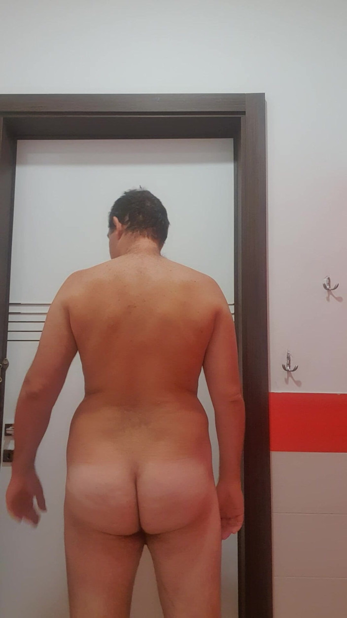 Mirko2589: Ganz nackt auf der öffentlichen Toilette