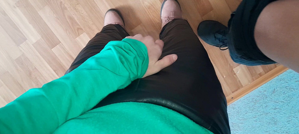 Lesbian-candys: 쉬는 시간에 빈 강당에 모여 섹스를 즐기는 세 명의 여학생