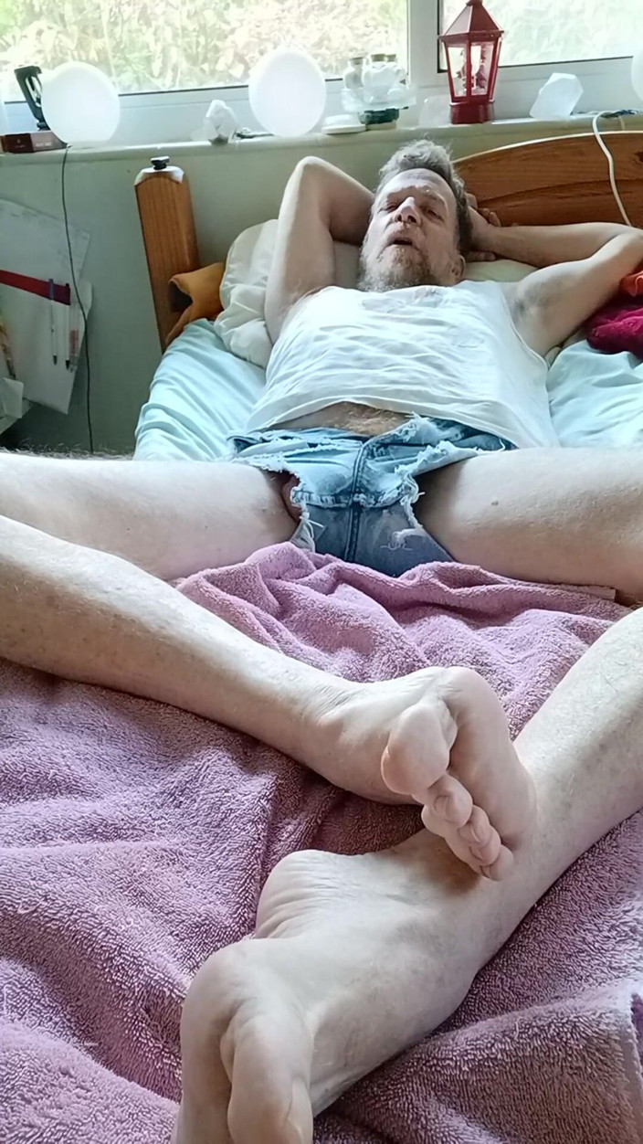 Hairyartist: Sborrata a piedi nudi