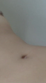 La ragazza asiatica sexy visita due amici volenterosi per far giocare la sua figa dai loro cazzi