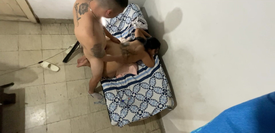 Monozion: Zezadu k sousedovi, když její manžel pracuje