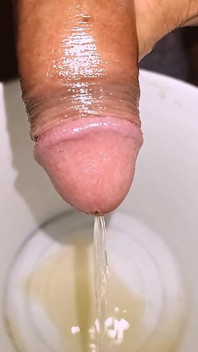 Banyak kencing! Kamu suka nonton cowok ini lagi kencing?