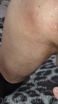 Non crederai alla nascita di una grande bambola dal culo di un effeminato!