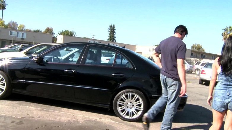 Big Boobs Babe: Un Étalon Tatoué Martèle Deux Salopes Asiatiques Excitées À Faux Seins Dans...