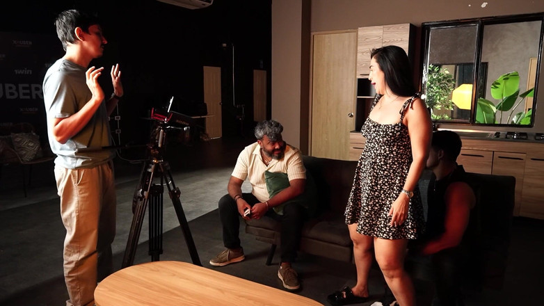 Angel Cruz: Perde Arkası! Ateşli, Büyük Üvey Anne, Kocası Yan Komşuda Televizyon Izlerken...