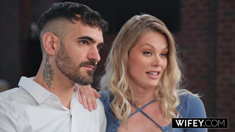 Wifey: Wifey, kleines hotwife sammm von nebenan hält ehemanns hand, während...
