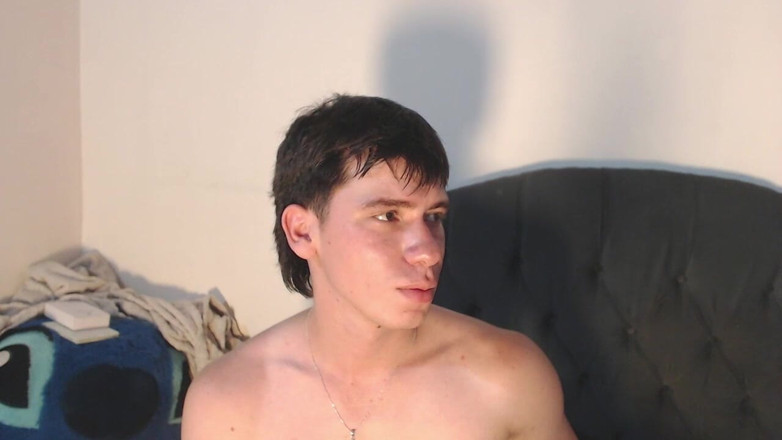 Icyhot707: Трахнув мене 20-сантиметровим фалоімітатором, а потім я кладу його собі в рот