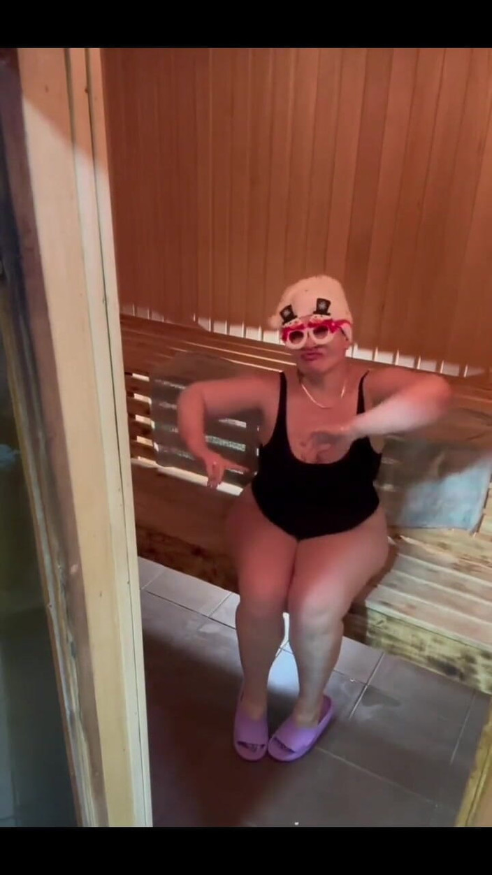 KarmenMilf: Tatiller Devam Ediyor