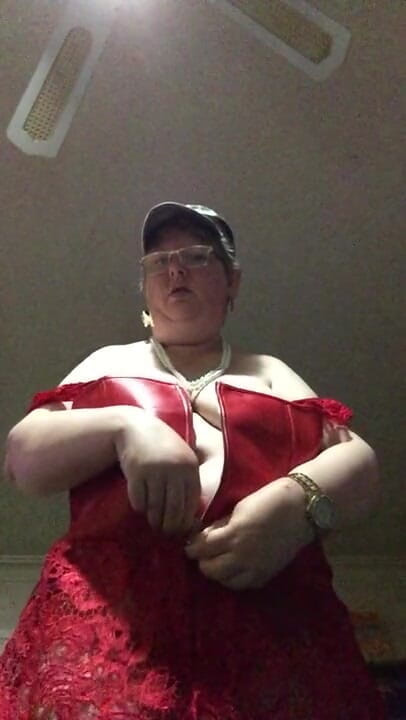 Pussyology: Tu aimes mon corset rouge, cuir et dentelle correspondant à mon...