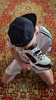 Linge sperma din adidașii lui Nike