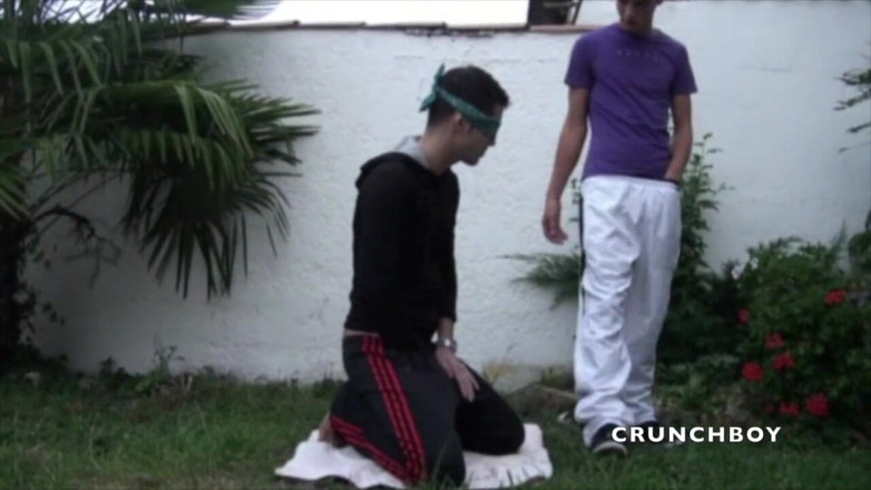 Crunch Boy: Due ragazzi sexy scopati nel giardino della esibizione
