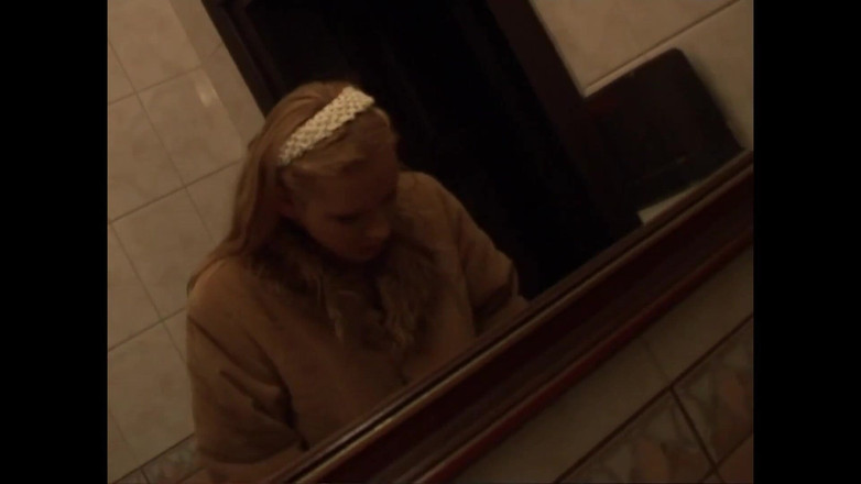 My real dirty life: Tato Krásná Prsatá Dívka Masturbuje Na Ulici a Kouří Doma