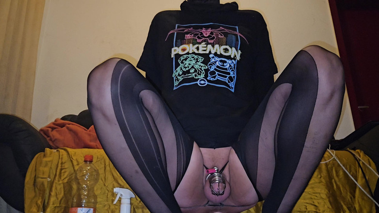 Bound_Sissy: Сіссі їздить на ділдо