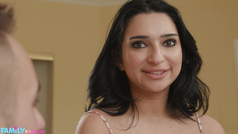 FamilyXXX: Kiana Kumani fait remplir son demi-frère