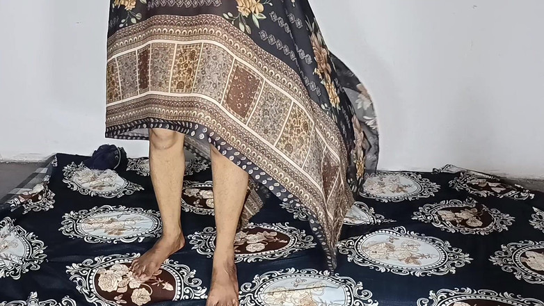 Desi Bhabhi Neha: 热辣的大屁股印度熟女骑在上面