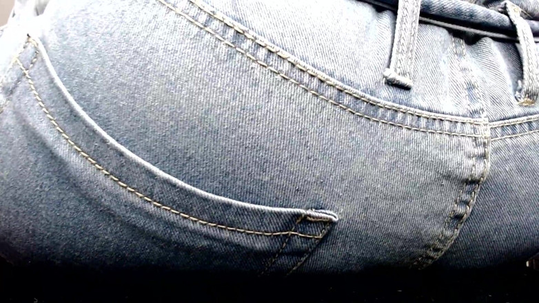 Maeling: Tiny Colony zdrobită în blugi denim și cur înțepat fără să știe