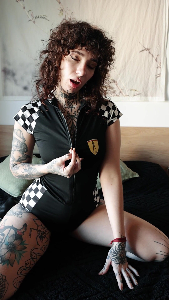 Rebekah Rose: Handjob and Very Wet Vagina After Photo Session