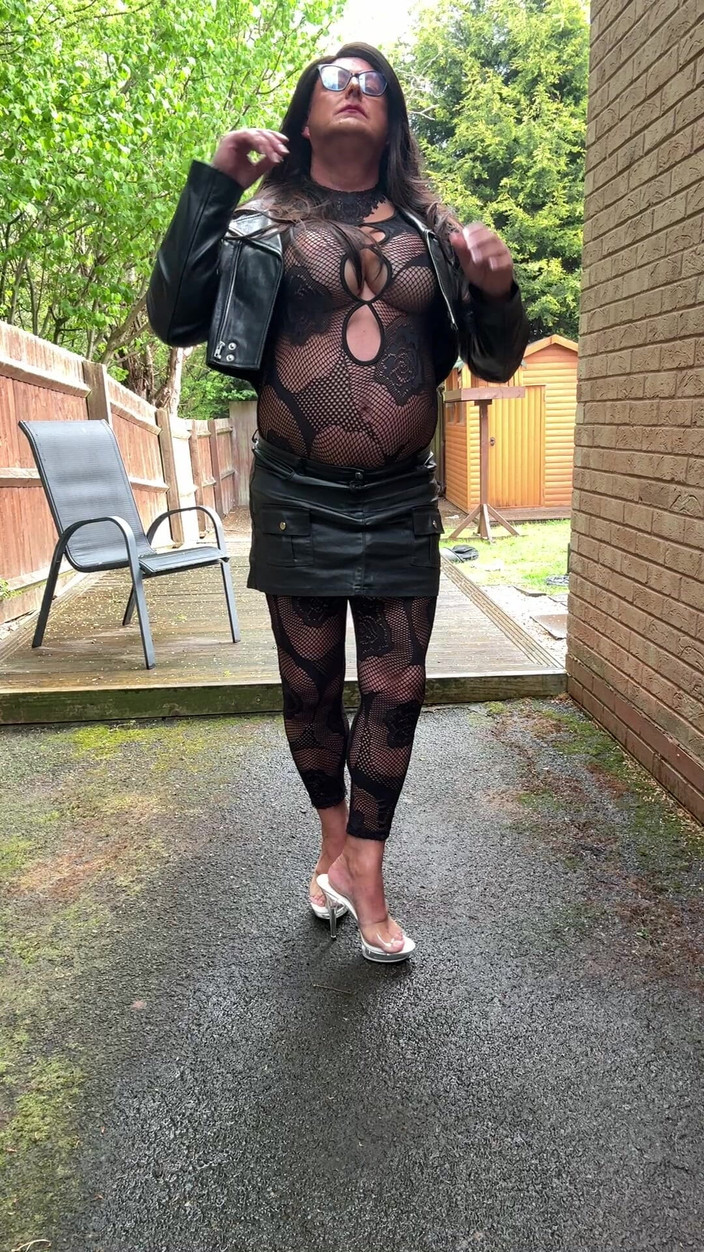 Kellycd2022: Sexy Crossdresser Kellycd2022 in Black Sexy Body Stocking and Heels