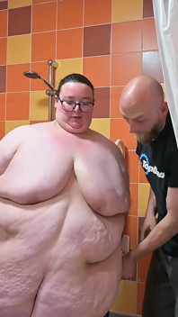 SSBBW hamnar i tätt simkläder