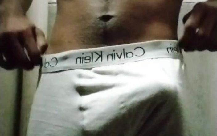 Deshi boys: Băiat sexy din Bangladesh se distrează la toaletă