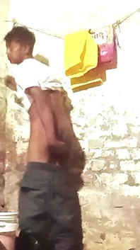 Ragazzo indiano scopa in ufficio ragazza sorellastra ragazzo gay