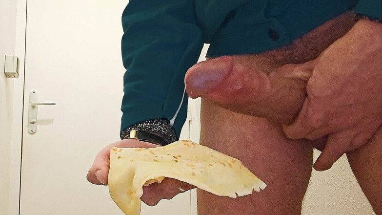 Clarabitch: Éjaculation sur de la nourriture au travail dans les toilettes