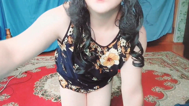 Kitty_Cross: 赤いミニスカの白い脚で個室で浮気する義理の妹