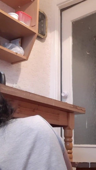 当管家洗碗时，我的女朋友冒险在桌子底下舔阴