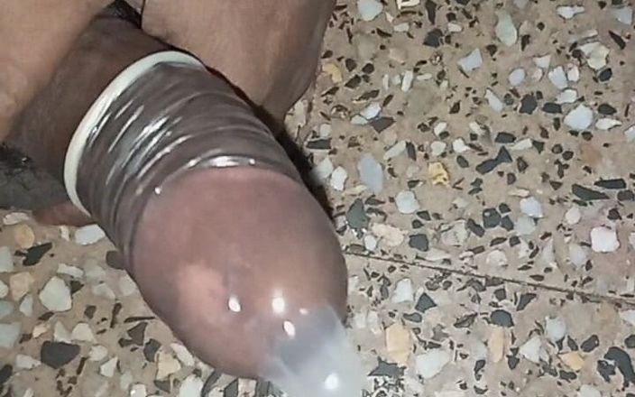 Sweet Indian cock: Si masturba con il preservativo