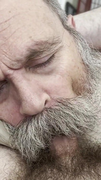 Stary niedźwiedź pielęgniarki kutas, dostaje nagrodę Cumstache