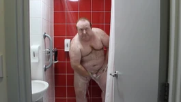 Papai urso tomando banho no hotel